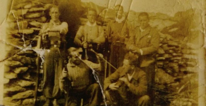 Manuel García, abajo y a la izquierda, en el frente de Guadarrama.- FAMILIA DE MANUEL GARCÍA