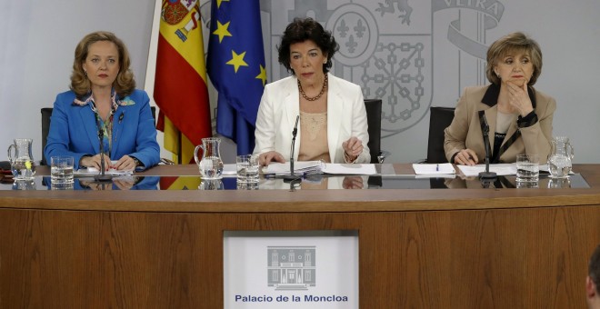 La portavoz del Gobierno y ministra de Educación, Isabel Celaá, la de Economía, Nadia Calviño (i), y la de Sanidad, María Luisa Carcedo (d), durante la rueda de prensa posterior al Consejo de Ministros, en el palacio de La Moncloa. EFE/Ballesteros