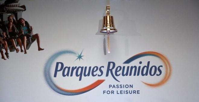 El logo de Parques Reunidos durante la salida de la compañía a la Bolsa de Madrid, en abril de 2016. REUTERS/Andrea Comas