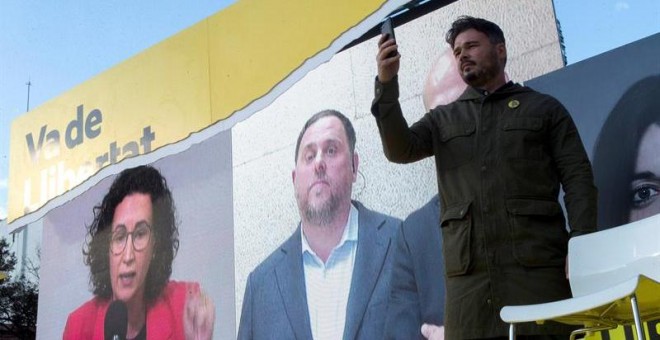 Gabriel Rufián al míting final de campanya d'ERC, amb Marta Rovira i Oriol Junqueras, que hi han intervingut per videoconferència. EFE / QUIQUE GARCÍA