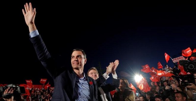 26/04/2019.- El presidente del Gobierno, Pedro Sánchez (i), y el president de la Generalitat Valenciana, Ximo Puig (c), protagonizan en el Parque Central de Valencia el cierre de la campaña del PSOE para las elecciones generales y las autonómicas valenci