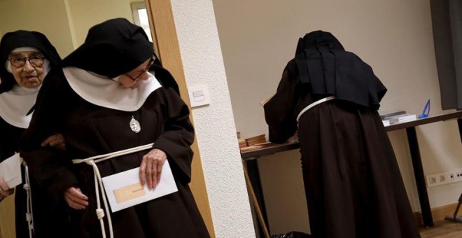 Unas monjas del convento de las clarisas ejercen su derecho al voto en las mesa electorales instaladas en el ayuntamiento de Salamanca, este domingo, día de las Elecciones Generales del 28-A. EFE/J.M.GARCÍA.