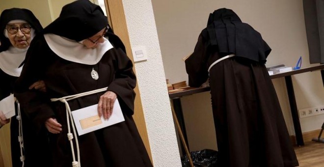 Unas monjas del convento de las clarisas ejercen su derecho al voto en las mesa electorales instaladas en el ayuntamiento de Salamanca, este domingo, día de las Elecciones Generales del 28-A. EFE/J.M.GARCÍA.