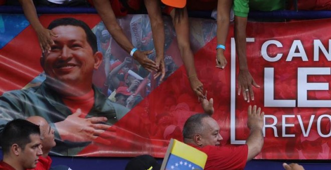 Simpatizantes saludan al presidente de la Asamblea Nacional Constituyente, Diosdado Cabello (c), este sábado en una movilización encabezada por el presidente de Venezuela, Nicolás Maduro, para celebrar la salida del país de la Organización de Estados Amer