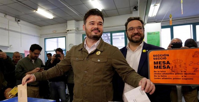 El candidato de ERC al Congreso Gabriel Rufián ejerce su derecho a voto en la escuela Ribatallada de Sabadell (Barcelona) | EFE/ Susanna Sáez