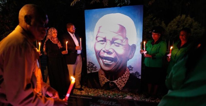 Fotografía de archivo de una vigilia en honor a Mandela. EFE/ Kim Ludbrook