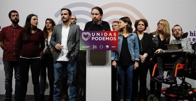 El candidato de Unidas Podemos, Pablo Iglesias (c), junto al coordinador federal de IU, Alberto Garzón (3i), su número dos, Irene Montero (2i), el secretario de Organización, Pablo Echenique (d), y otros dirigentes durante su comparecencia esta noche elec