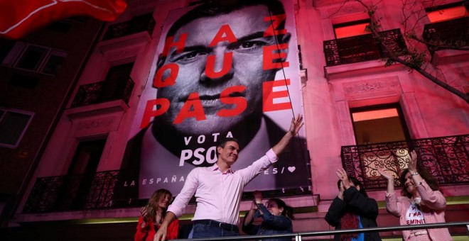 El líder del PSOE y presidente del Gobierno, Pedro Sanchez, celebra los resultados de las elecciones con los militantes socialistas en la calle, junto a la sede de Ferraz. REUTERS/Sergio Perez