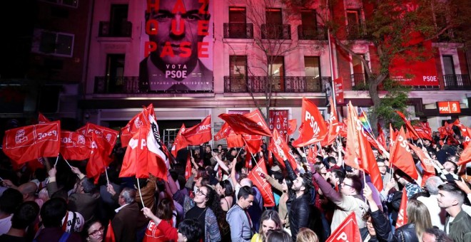 Los militantes socialistas celebran junto a la sede de Ferraz los resultados de las elecciones del 28-A. REUTERS/Sergio Perez