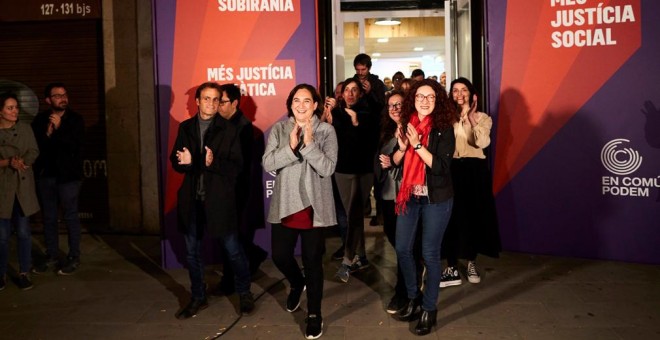 El candidato de En Comú Podem Jaume Asens, acompañado de la alcaldesa de Barcelona Ada Colau, valoran la noche electoral desde su sede en Barcelona. EFE/Alejandro García