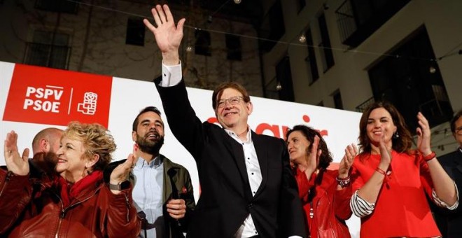 El candidato del PSPV y president en funciones de la Generalitat Valenciana, Ximo Puig, saluda tras ganar las elecciones autonómicas del 28A con 27 diputados..EFE/ Juan Carlos Cárdenas