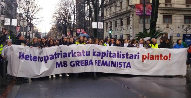 Manifestantes recorren las calles de Bilbao con motivo de la huelga feminista del 8-M. | Europa Press
