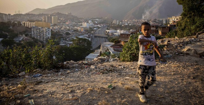 Un niño camina en el sector del Observatorio, en la parroquia del 23 de Enero, en Caracas.- JAIRO VARGAS