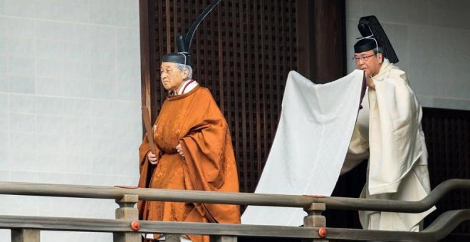 29/04/2019 - El emperador japonés Akihito camina rumbo a un rito de presentación de informes en el Santuario Imperial (Kashikodokoro) el día de la ceremonia de su abdicación este martes, en el Palacio Imperial de Tokio | EFE