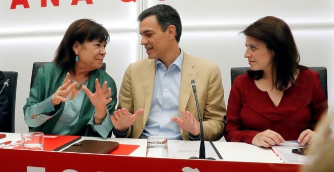 El presidente del Gobierno y secretario general del PSOE, Pedro Sánchez, junto a la presidenta del partido, Cristina Narbona (i), y la vicesecretaria general, Adriana Lastra. - EFE