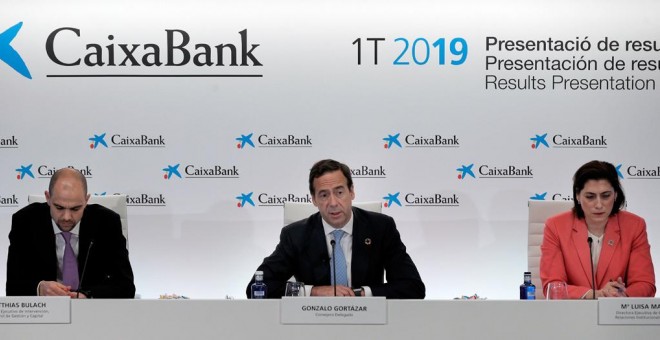 El consejero delegado de CaixaBank, Gonzalo Gortázar (c), el director ejecutivo de intervención Control de Gestión y Capital,Matthias Bulach (i) y la directora ejecutiva de Comunicación, Relaciones Institucionales, presentan los resultados correspondiente