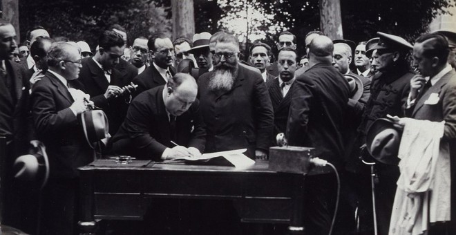 El ministro de Hacienda, Indalecio Prieto, firma ante notario y con la presencia del alcalde de Madrid, Pedro Rico, la cesión de los terrenos.