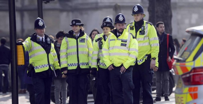 Agentes de policía se disponen a cruzar una calle ante el Parlamento británico. Reuters