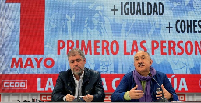 29/04/2019.- Los secretarios generales de CCOO y UGT, Unai Sordo (i) y Pepe Álvarez , respectivamente, presentan los actos y manifestaciones que ambos sindicatos han organizado en todo el país para el Primero de Mayo. / EFE - FERNANDO ALVARADO