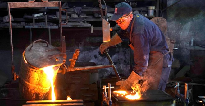 Un trabajador de la planta siderúrgica de Mugarri Fundiciones, en Manaria, cerca de Bilbao. REUTERS/Vincent West