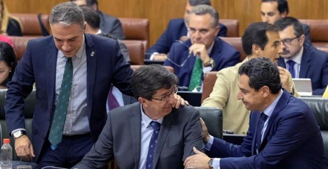 02/05/2019.- El presidente andaluz Juanma Moreno (d), el vicepresidente Juan Marín (c), y el consejero de Presidencia Elías Bendodo (i), se felicitan tras la aprobación en el pleno del Parlamento de Andalucía para reformar el Estatuto de Autonomía. / EFE