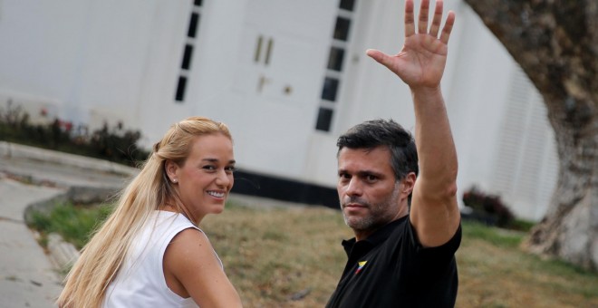 02/05/2019 - El líder de la oposición venezolana Leopoldo López junto a su mujer, Lilian Tintori, saluda a los medios de comunicación en la residencia del embajador de España en Caracas. / REUTERS