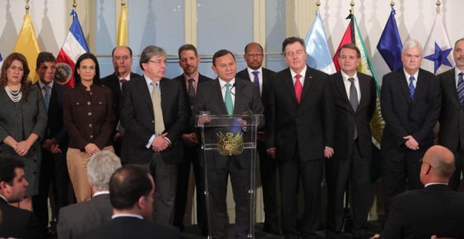 El ministro de Relaciones Exteriores de Perú, Néstor Popolizio (c), habla junto varios de sus homólogos durante un pronunciamiento a la prensa este viernes, en Lima (Perú). Los cancilleres y vicecancilleres de los 12 países integrantes del Grupo de Lima s