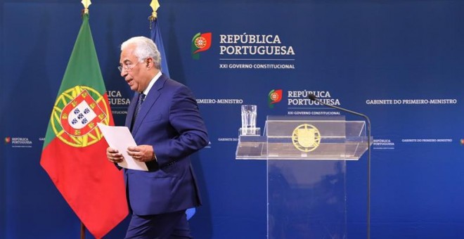 El primer ministro portugués, el socialista António Costa, se marcha tras ofrece unas declaraciones este viernes en Lisboa (Portugal), en las que amenazó con dimitir si finalmente es refrendada la medida que reconoce que la actualización de los salarios d