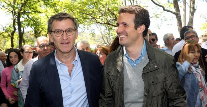 El líder del PP, Pablo Casado (d), y el presidente de la Xunta, Alberto Núñez Feijóo, coinciden en un acto político en el municipio coruñés de O Pino