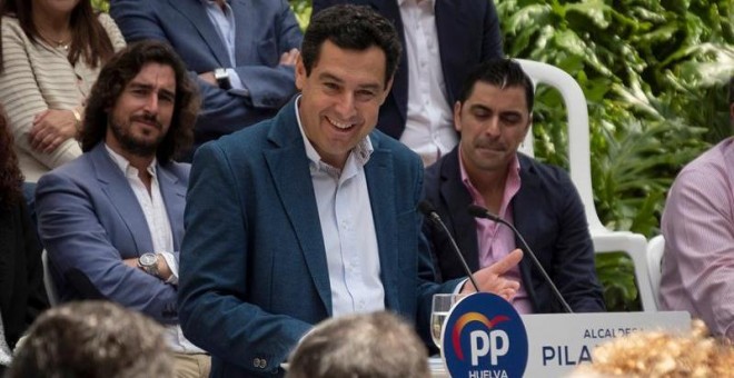 El presidente del Partido Popular Andaluz y de la Junta de Andalucía, Juanma Moreno, durante su intervención en el acto de presentación de la candidatura del PP a las elecciones municipales en Huelva, celebrado hoy en la Casa Colón de la capital.