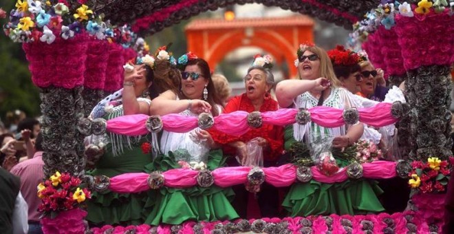 Más de 90.000 claves son la munición de las catorce carrozas que discurren por las calles de Córdoba para celebrar su tradicional Batalla de las Flores, uno de los actos más especiales y únicos del Mayo Festivo cordobés. EFE/Rafa Alcaide
