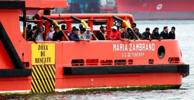 04/05/2019.- El buque de salvamento marítimo 'Maria Zambrano' se dirige al puerto de Algeciras (Cádiz), con los rescatados para que sean atendidos por Cruz Roja y trasladados por la Guardia Civil. Efectivos de Salvamento Marítimo han rescatado a 118 inmig