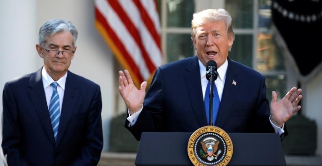 El presidente de EEUU, Donald Trump con Jerome Powell, en los jardines de la Casa Blanca, en noviembre de 2017, el día de su designación como presidente de la Reserva Federal.. REUTERS/Carlos Barria