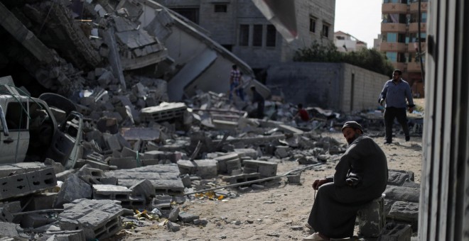 06/05/2019 - Un palestino se sienta en un edificio destruido por ataques aéreos israelíes en la ciudad de Gaza | Reuters/ Mohammed Salem