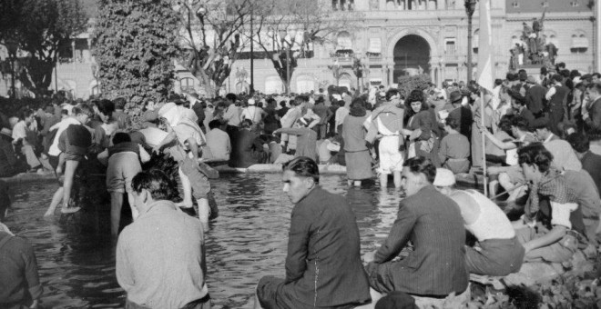 ‘Las patas en la fuente’ es como se conoce a la famosa fotografía que inmortalizó a los obreros sentados frente a la Casa Rosada esperando la liberación de Perón | Archivo General de la Nación
