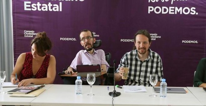 El secretario general de Podemos, Pablo Iglesias (d), junto al secretario de organización del partido, Pablo Echenique (c), y la Secretaria de Participación Ciudadana Estatal ,Noelia Vera, durante el Consejo Ciudadano Estatal (CEE) del partido, celebrado