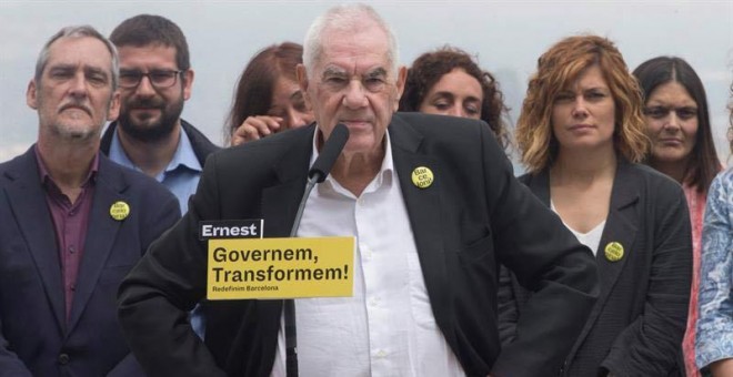 En el centro, Ernest Maragall, alcaldable en Barcelona por ERC, en una rueda de prensa junto al resto de su candidatura. (QUIQUE GARCÍA | EFE)