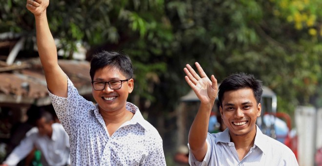 Los reporteros de Reuters, Wa Lone y Kyaw Soe Oo, tras su salida de prisión por indulto. REUTERS/Ann Wang