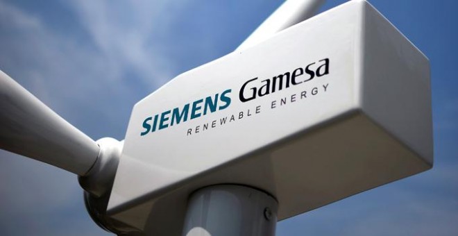Un modelo de aerogenerador con el logo de Siemens Gamesa, en la sede de la compañía en la localidad vizcaína de  Zamudio. REUTERS/Vincent West