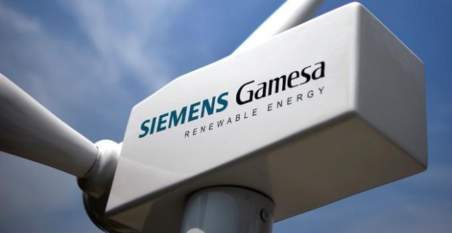 Un modelo de aerogenerador con el logo de Siemens Gamesa, en la sede de la compañía en la localidad vizcaína de  Zamudio. REUTERS/Vincent West