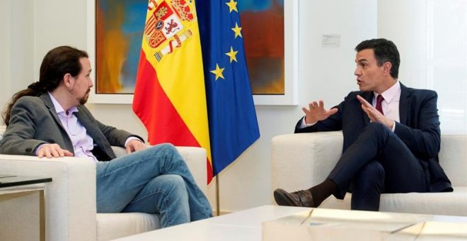 GRAF5478. MADRID, 07/05/2019.- El presidente del Gobierno en funciones, Pedro Sánchez (d), se reúne con el líder de Podemos Pablo Iglesias, esta tarde en el Palacio de la Moncloa, dentro de su ronda de contactos con los principales líderes políticos de ca