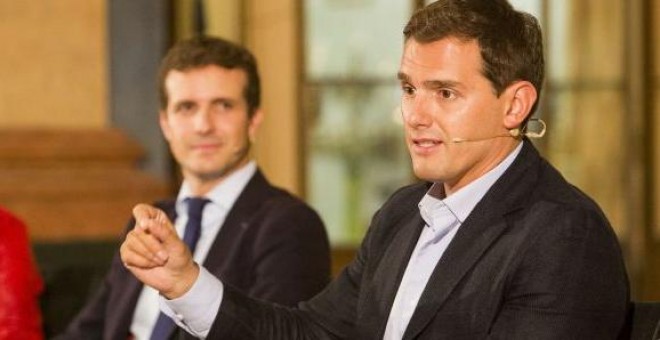 El líder del PP, Pablo Casado, junto al presidente de Ciudadanos, Albert Rivera, en un encuentro sobre el 40 aniversario de la Constitución. EUROPA PRESS