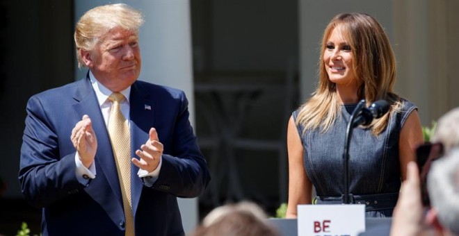 Donald Trump y Melania Trump asisten a una ceremonia por el primer aniversario de la campaña 'Be Best' (Sé mejor), este martes en la Casa Blanca, en Washington. / EFE