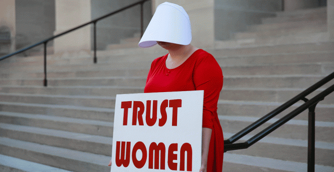 07/05/2019 - Una mujer vestida como sierva sostiene un letrero que dice 'Confía en las mujeres' en protesta por el proyecto de ley contra el aborto de Georgia | REUTERS / Elijah Nouvelage