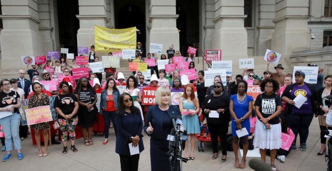 07/05/2019 - Staci Fox, directora ejecutiva y presidenta de Planned Parenthood Southeast, habla en protesta por el proyecto de ley contra el aborto de Georgia | REUTERS/ Elijah Nouvelage