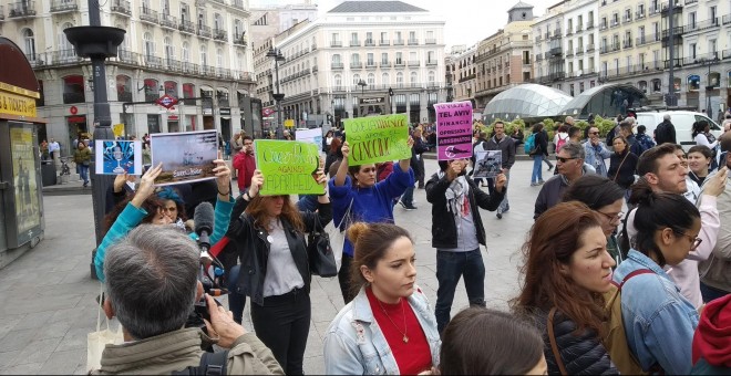 Un grupo de manifestantes boicotea la charanga de despedida de Miki antes de irse a Eurovisión. Twitter/@BDSMadrid