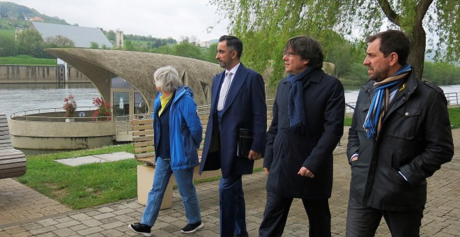 El expresidente de la Generalitat Carles Puigdemont, acompañado de los exconsejeros Toni Comín (d) y Clara Ponsatí, y el abogado Aamer Anwar (2i), en Schengen.- EFE/Lara Malvesí