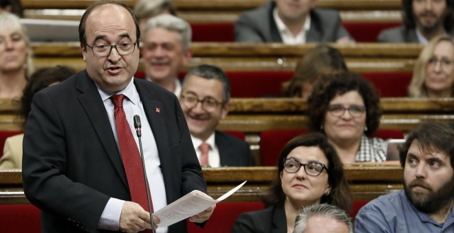 08/05/2019.- El líder del PSC, Miquel Iceta, durante el pleno del Parlament en la que el Govern sometieron a una nueva sesión de control, a dos días del inicio de campaña para las elecciones municipales y europeas del 26 de mayo. / EFE - ANDREU DALMAU