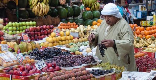 Un hombre en un mercado de frutas de El Cairo (Egipto). / Pixabay