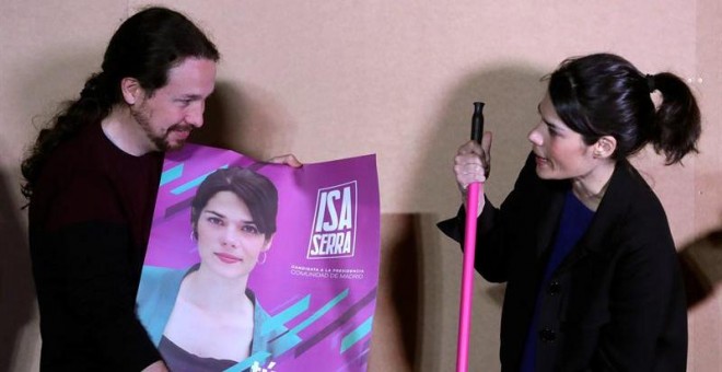 El líder de Podemos, Pablo Iglesias (i), junto a la aspirante a la Presidencia a la Comunidad de Madrid, Isabel Serra. - EFE
